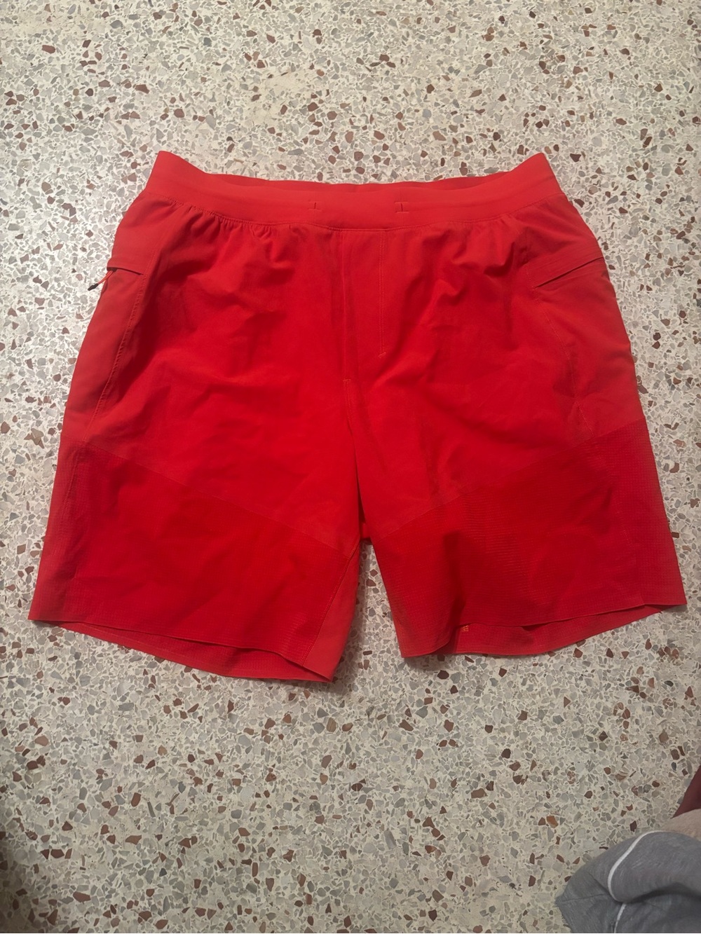 Men's Lululemon Train to Beach Shorts 8" Size Large Red M7AJGS